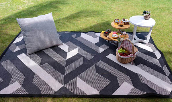 Five Clever Tips for Hosting a Perfect Picnic